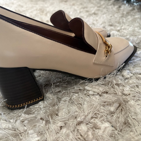 Tory Burch Women's Beige Loafers with Gold Chain - Picture 2 of 7
